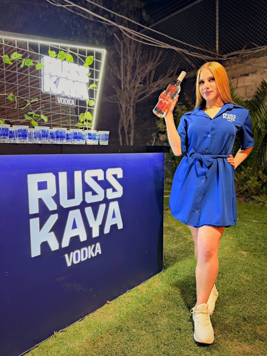 Modelo AAA en activación de marca de vodka Russkaya