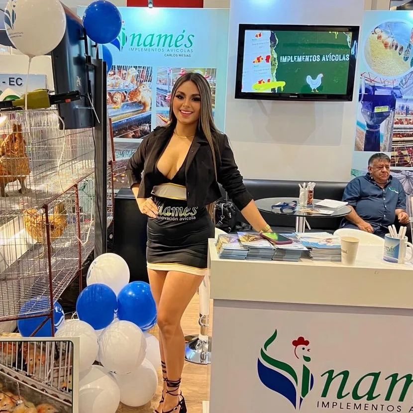 Anfitriona de Xtreme Models atendiendo un stand en una feria