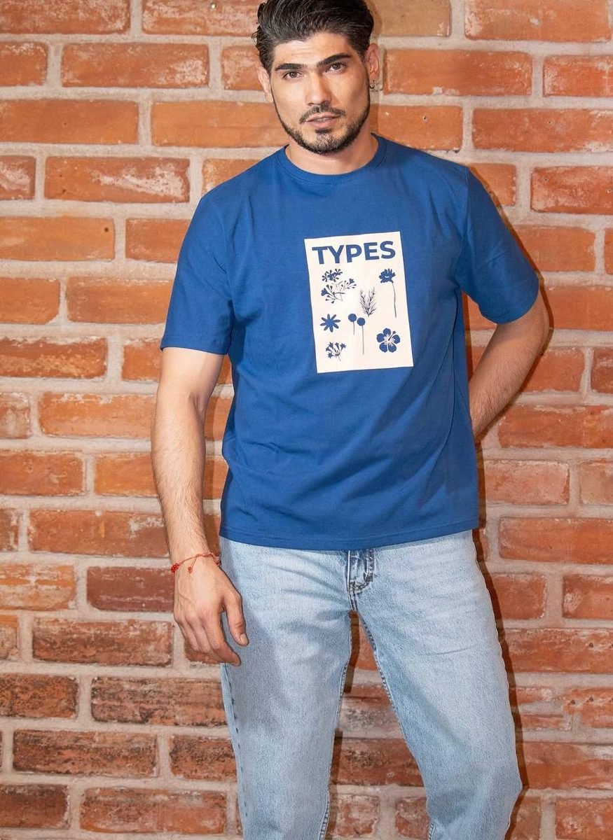 Modelo hombre con camiseta y jeans, estilo casual