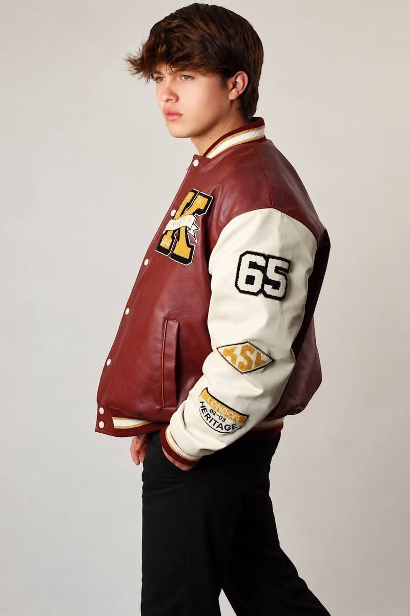 Modelo hombre joven con chaqueta en sesión de estudio