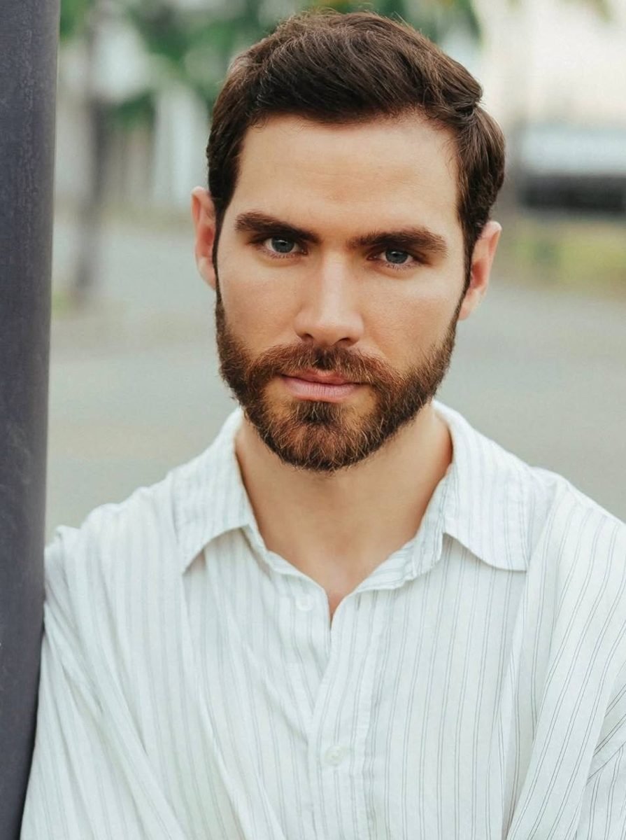 Modelo hombre, retrato en camisa de rayas