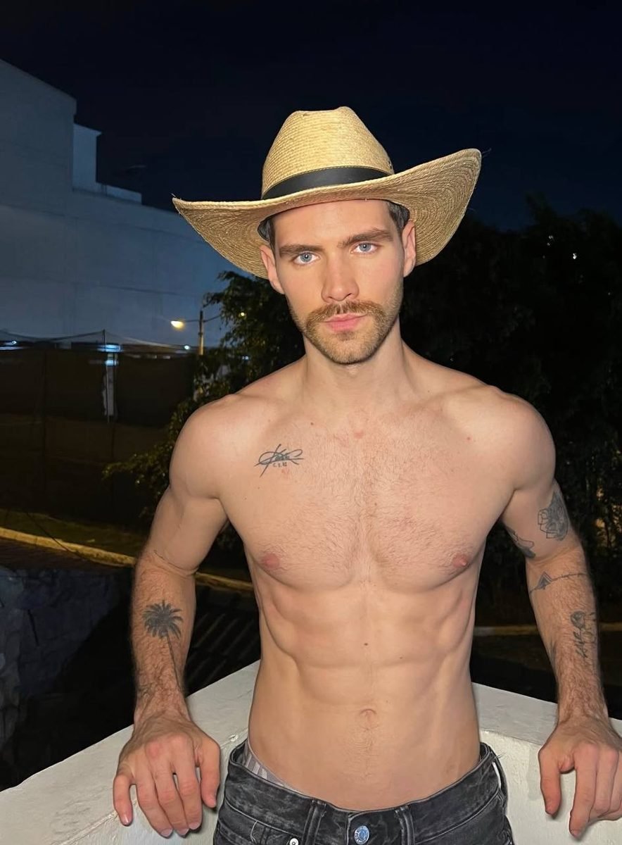 Modelo hombre con sombrero al atardecer