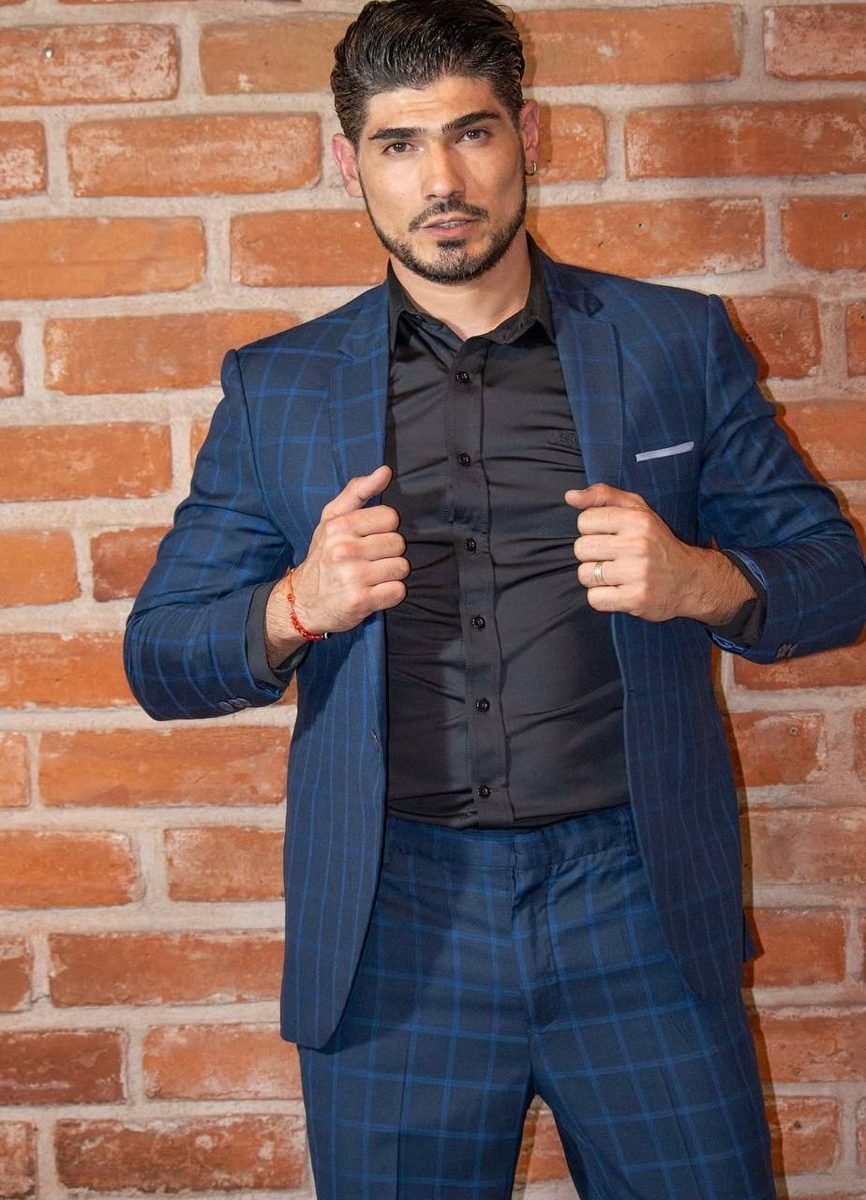 Modelo hombre de Xtreme Models en traje azul