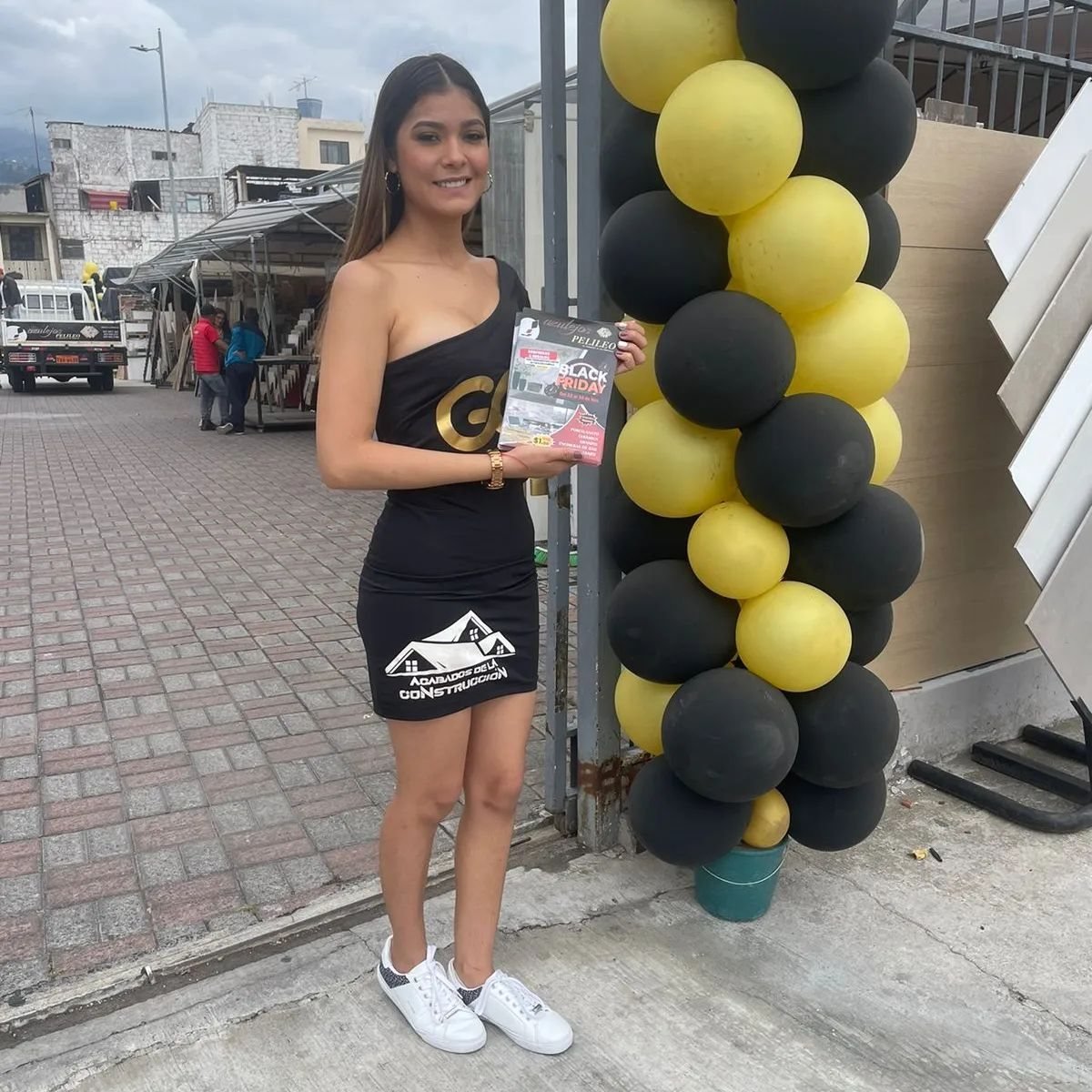 Modelo AA impulsando una marca en punto de venta