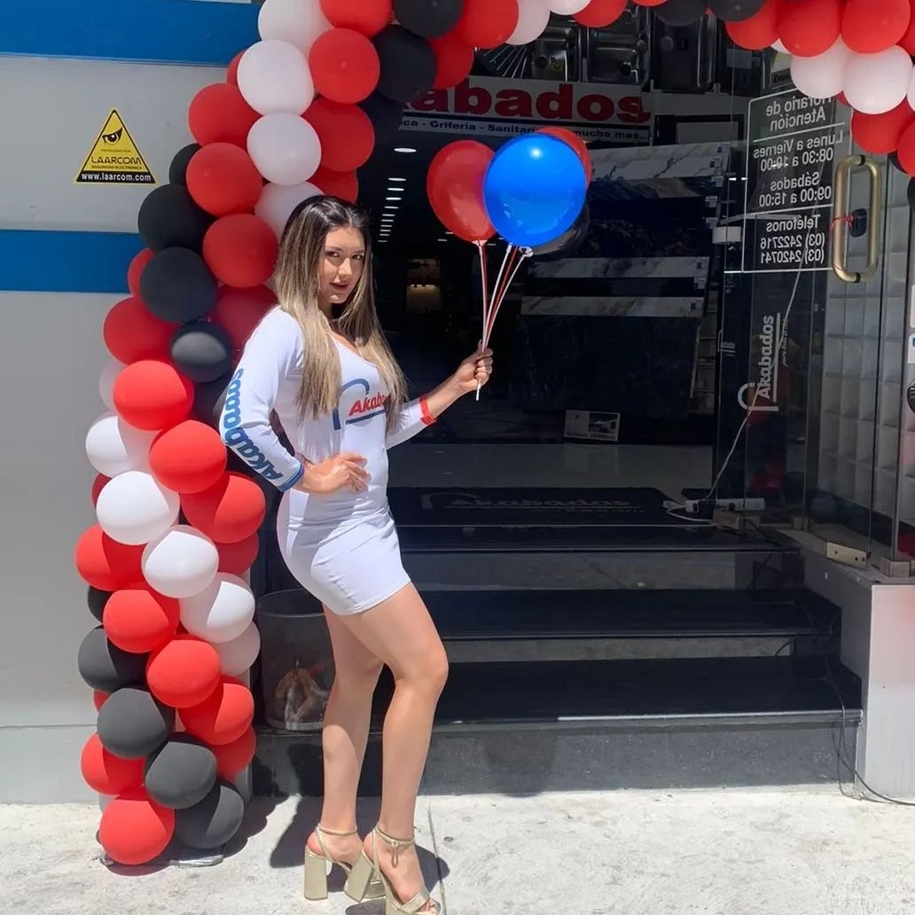 Impulsadora en inauguración de local comercial
