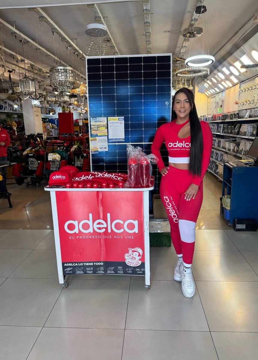 Modelo AA en activación de marca de Adelca en una ferretería