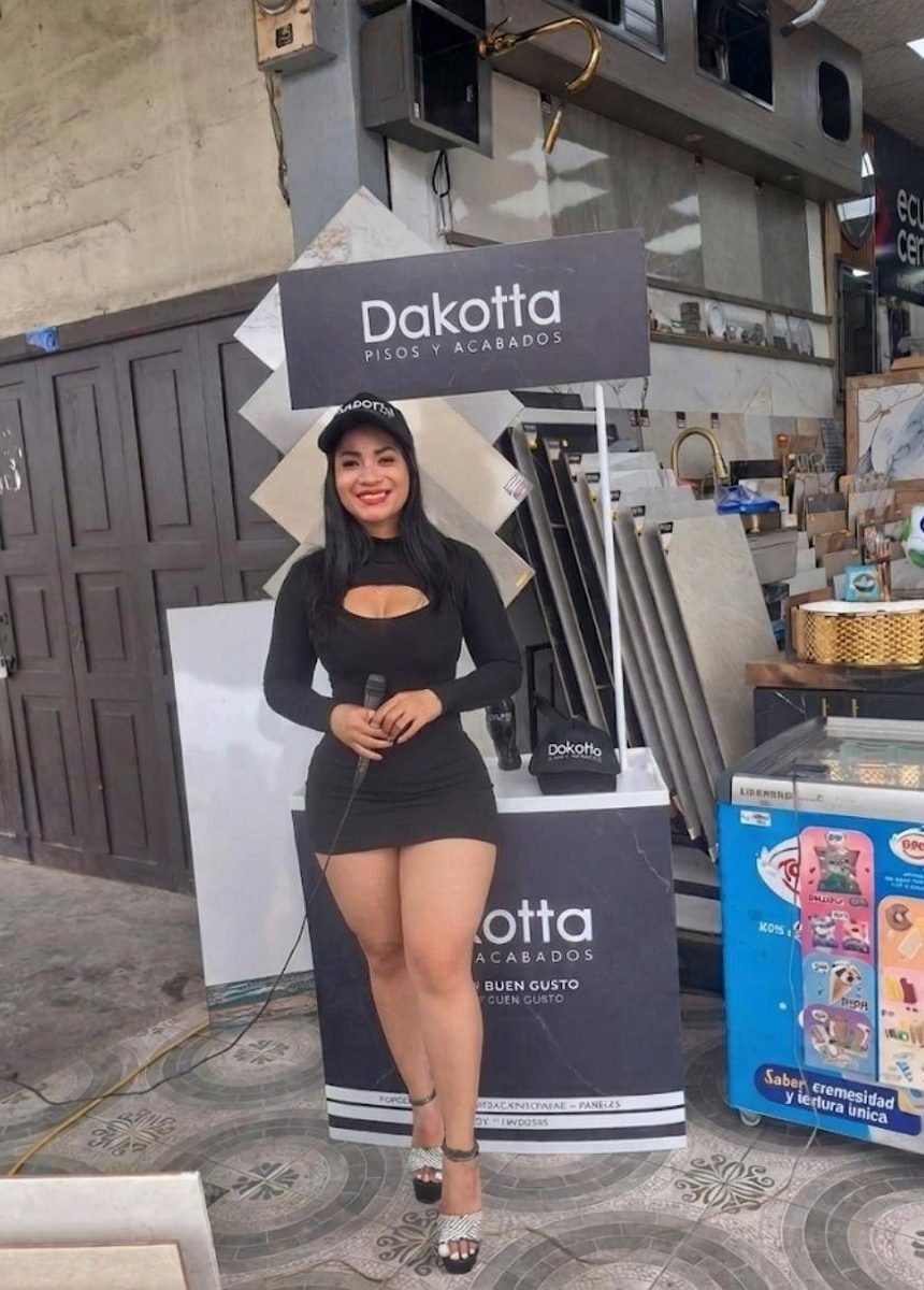 Modelo AA animando una activación de Dakotta