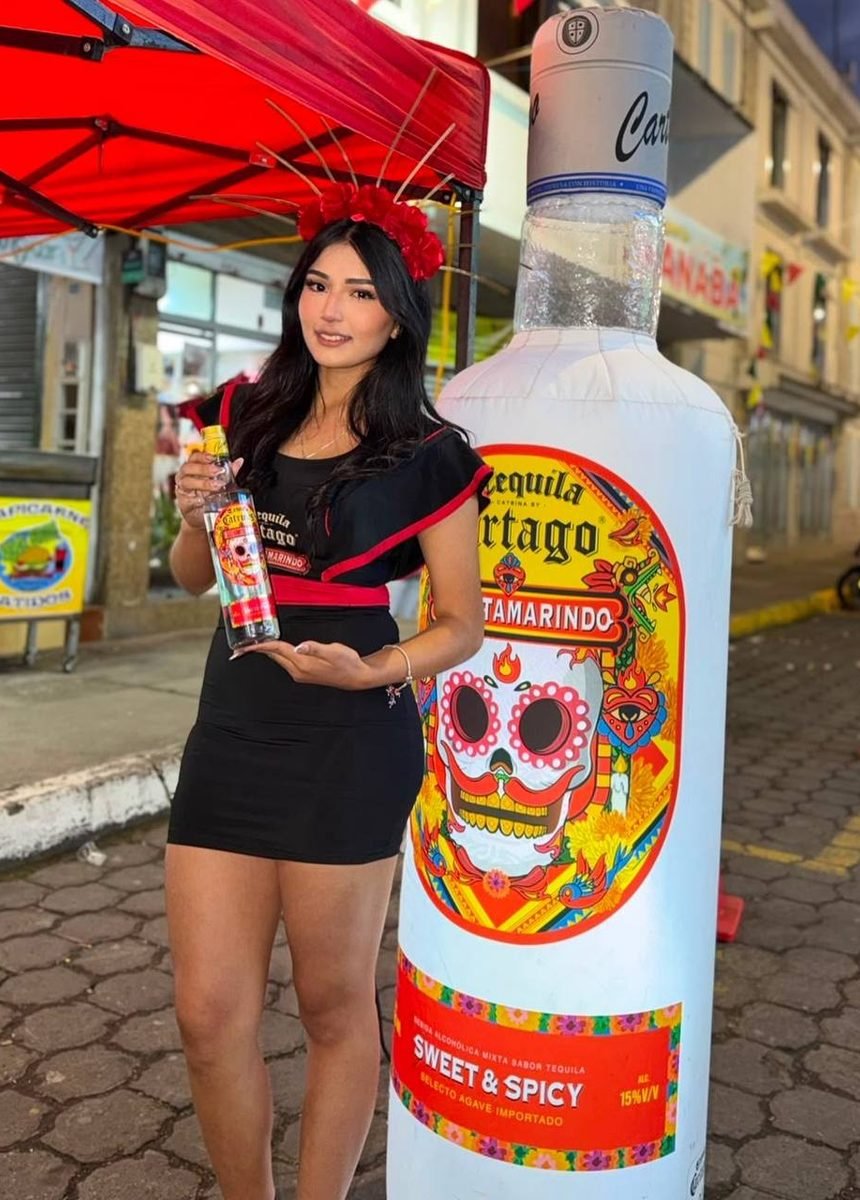 Modelo AA en activación de marca de tequila Cartago