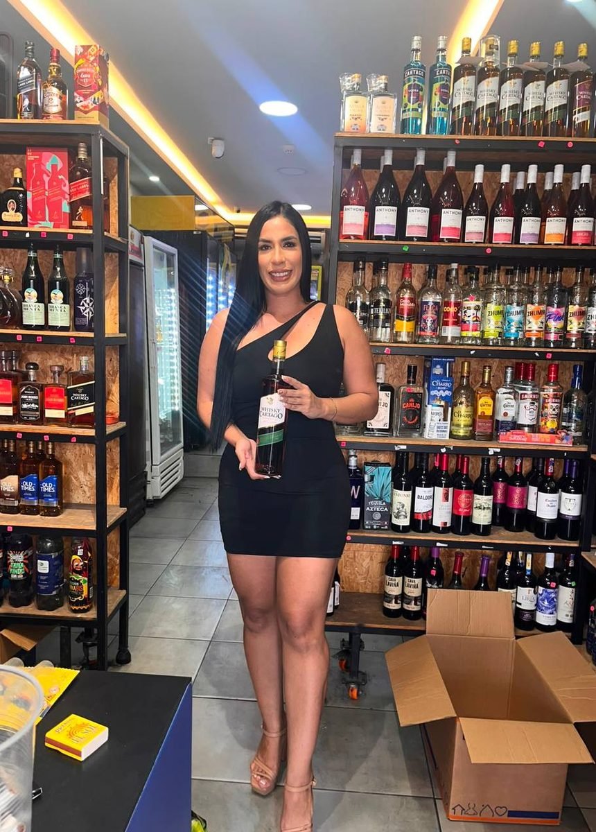 Modelo AA en degustación de producto dentro de una licorería
