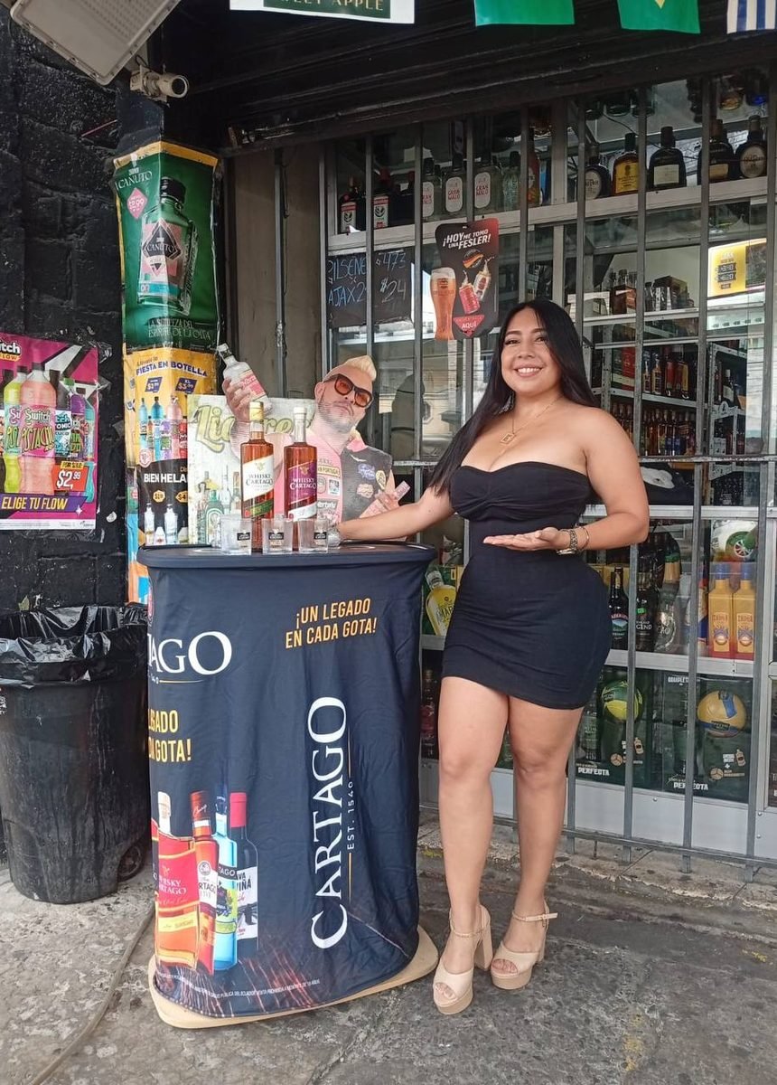 Modelo AA en stand de degustación de Cartago en una licorería