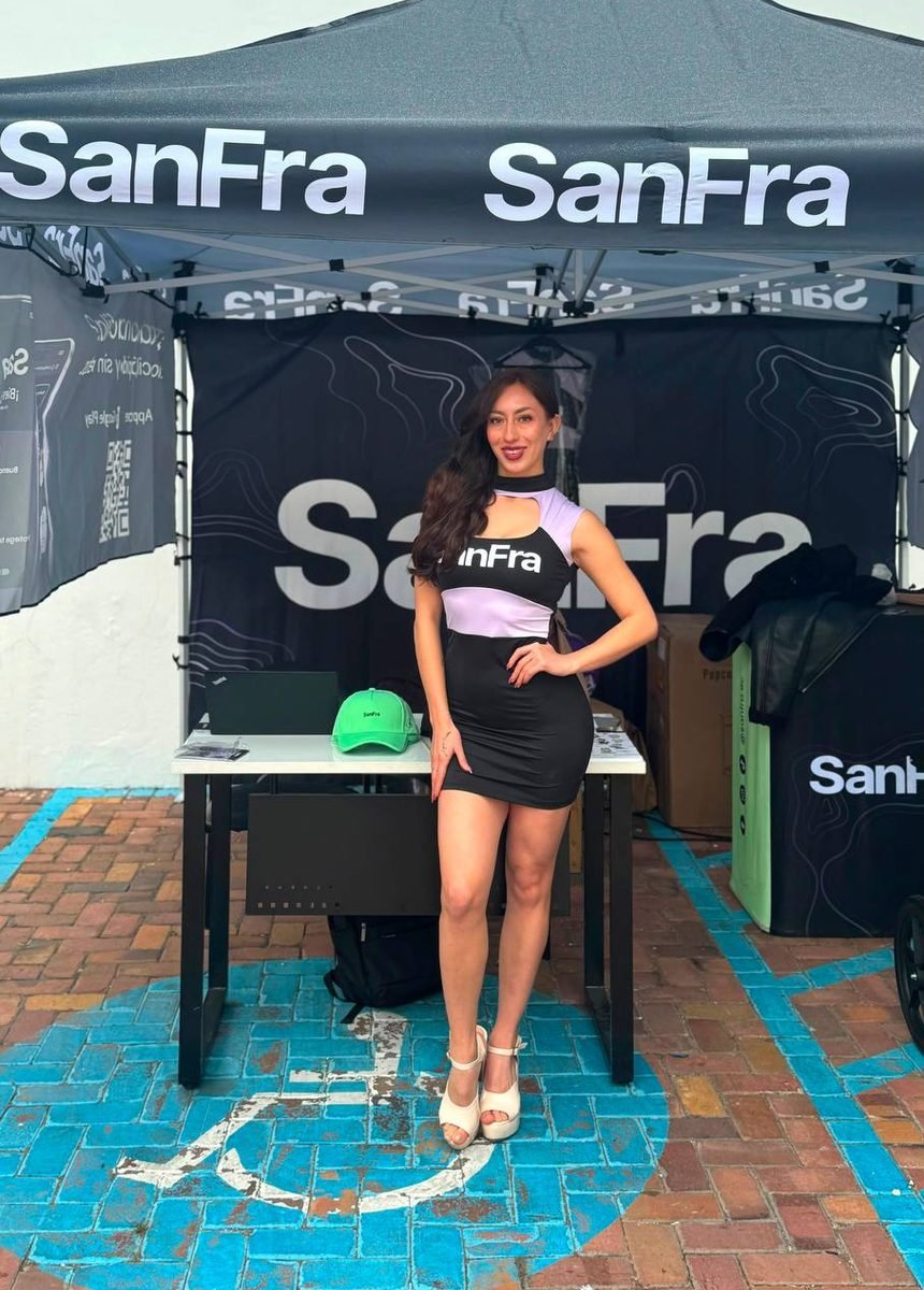 Modelo AA atendiendo el stand de SanFra en un evento al aire libre